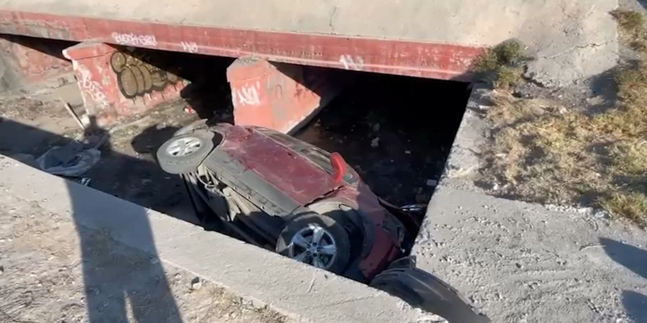Vuelca camioneta en boulevard Fundadores