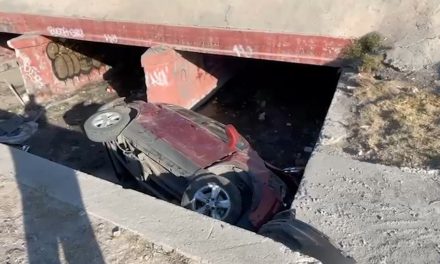 Vuelca camioneta en boulevard Fundadores
