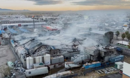 Incendio consume por completo sucursal de Walmart en Delicias, Chihuahua