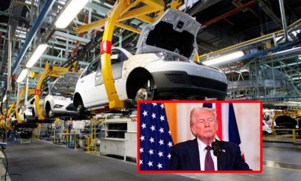 Trump concede una prórroga de un mes en los aranceles a autos de México y Canadá