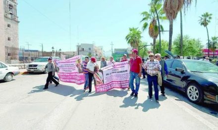 Realizan marcha exobreros de AHMSA por presuntos abusos de autoridad