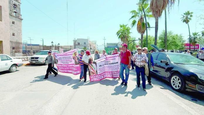 Realizan marcha exobreros de AHMSA por presuntos abusos de autoridad