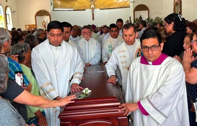 Dan último adiós al padre Badillo