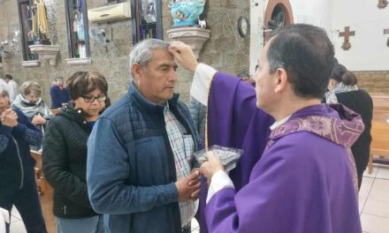 Católicos inician Cuaresma con el Miércoles de Ceniza en Sabinas