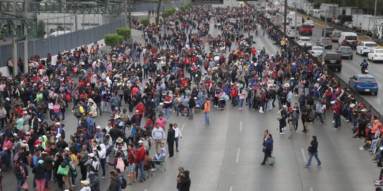 Marcha de la CNTE colapsa accesos al AICM y otras vialidades en CDMX