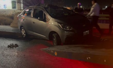 Choca camioneta y vuelca en Saltillo