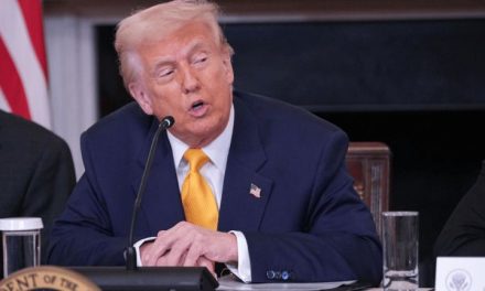 No quiero autos construidos en México o Canadá: Trump