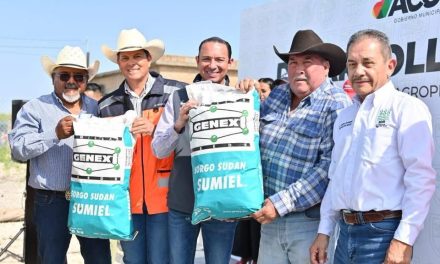 Entrega Emilio de Hoyos semilla de sorgo a productores