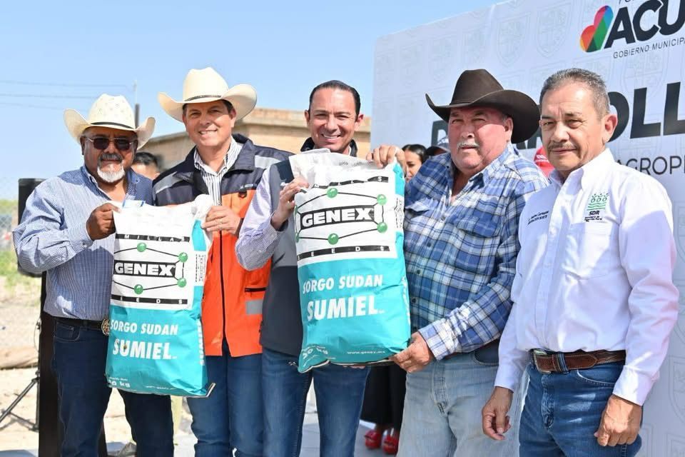 Entrega Emilio de Hoyos semilla de sorgo a productores