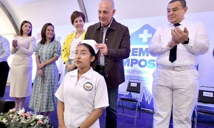 Román Cepeda impone cofias y filipinas a estudiantes de enfermería del DIF Torreón