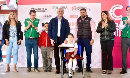 Encabeza Román Cepeda entrega de apoyos educativos