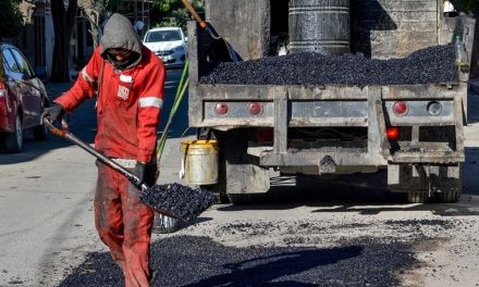 Atienden reportes de bacheo en colonias de Torreón
