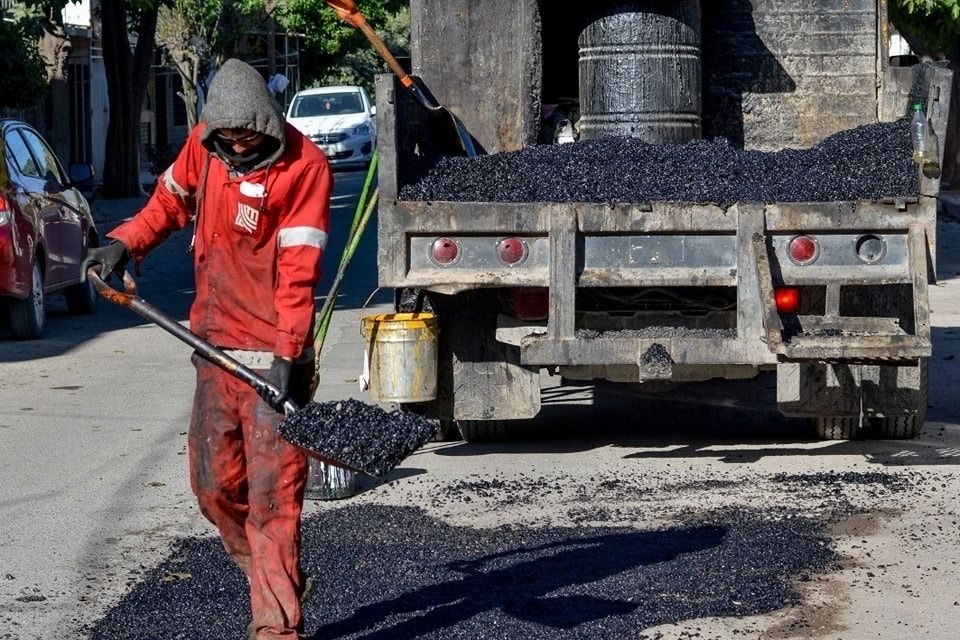 Atienden reportes de bacheo en colonias de Torreón