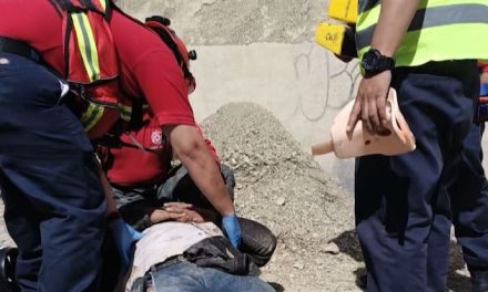 Motociclista cae a canal pluvial en Ramos Arizpe