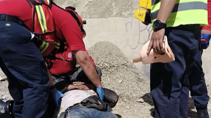 Motociclista cae a canal pluvial en Ramos Arizpe