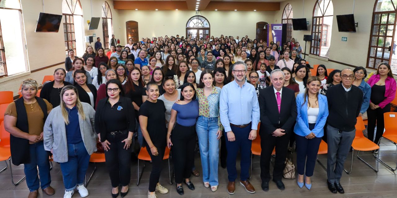 Inician clases en la primera generación de ‘Mujeres Echadas Pa’delante’