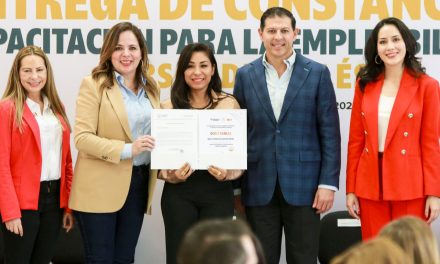 Entrega Nazira Zogbi constancias de capacitación en inglés