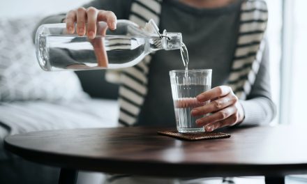 Hay que tomar agua para mantenernos saludables: IMSS