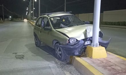 Chevy termina abandonado por su dueño tras chocar contra luminaria en Ramos Arizpe