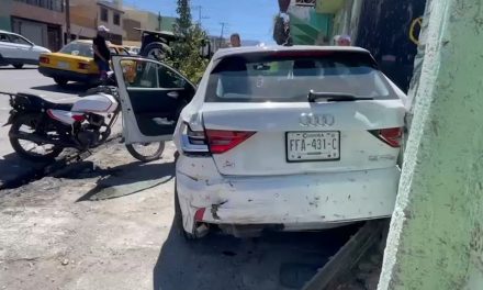 Accidente en Saltillo provoca daños en cinco vehículos y motocicletas