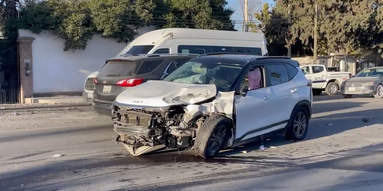 Cuantiosos daños deja accidente en el bulevar Jesús Valdez Sánchez