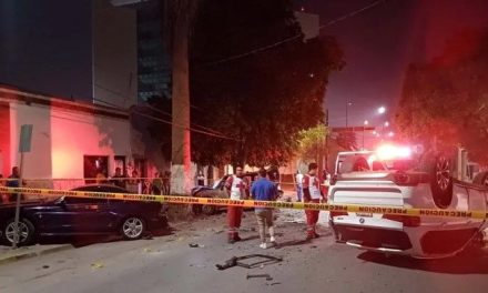 Conductora ebria provoca accidente fatal; en Torreón pasajero muere aplastado