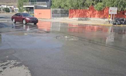 Viven entre un río de aguas negras en Manantiales del Valle