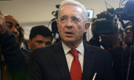 Error en audiencia: proyectan video sexual durante juicio contra expresidente de Colombia