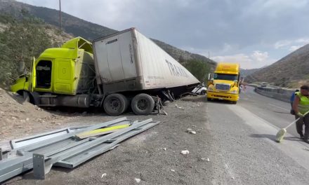 Aparatosa volcadura de camión en la Carretera 57