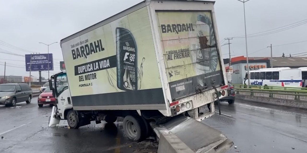 Aparatoso choque en el Periférico
