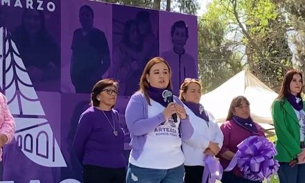 Arteaga se pinta de violeta contra la violencia de género