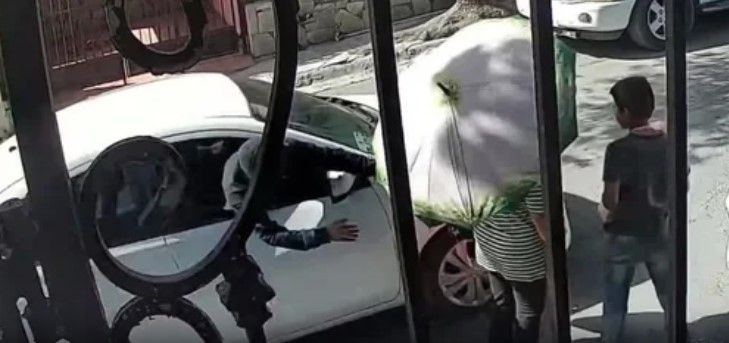 Video: Mujer de 70 años es arrastrada por el suelo tras violento asalto en Monterrey