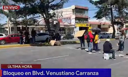 Saltillenses bloquean V. Carranza para exigir su dinero tras ser estafados por la Agencia Nacional Multimarca