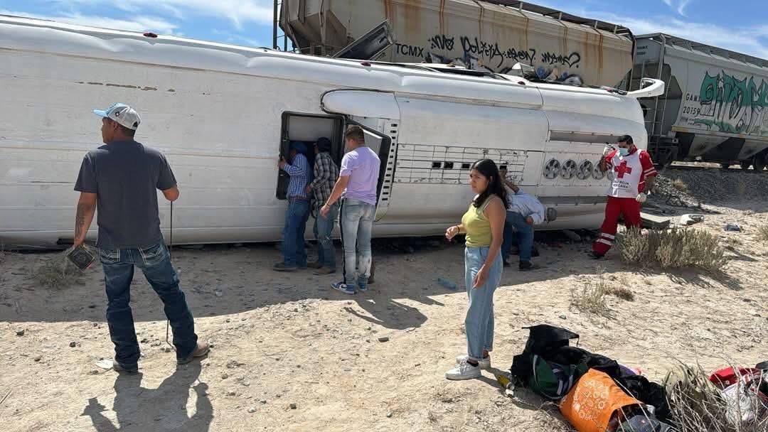 Brutal accidente deja 30 lesionados en la carretera Monclova- Cuatrociénegas
