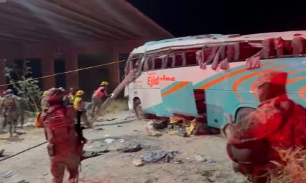 Trágico accidente en la carretera Torreón-San Pedro; camión cae de puente y mueren 2 personas