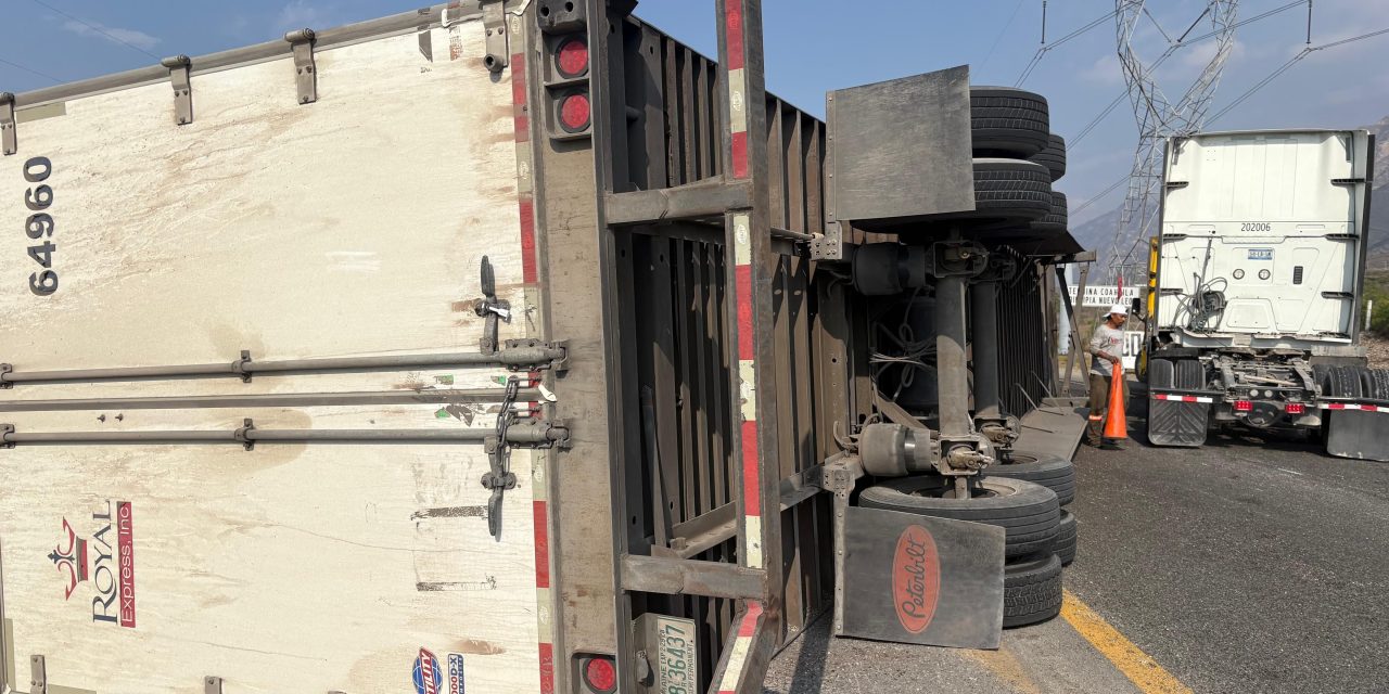 Vuelca camión de carga en la carretera Saltillo-Monterrey; tráfico afectado