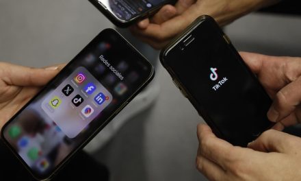 A más de un año de prohibir celulares en escuelas, Australia celebra resultados