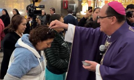 Inició este miércoles la Cuaresma con la imposición de la Ceniza.