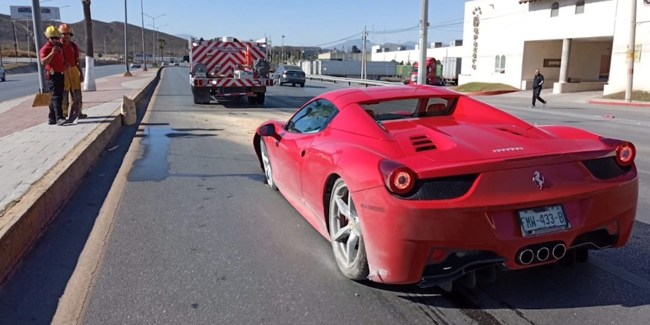 Hombre choca su Ferrari en Ramos Arizpe