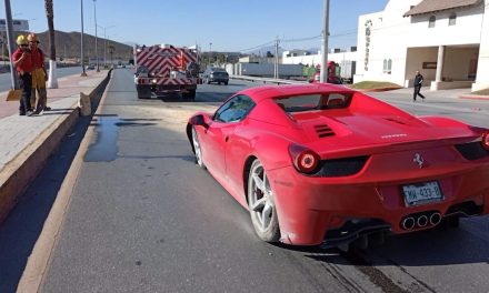 Hombre choca su Ferrari en Ramos Arizpe