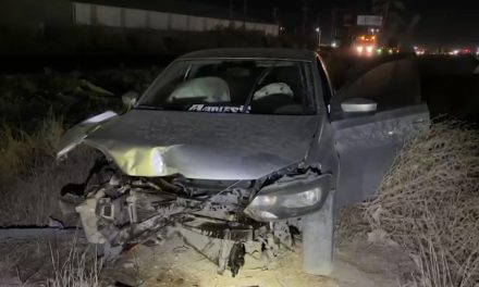 Choca auto con barrera metálica en el Libramiento Flores Tapia