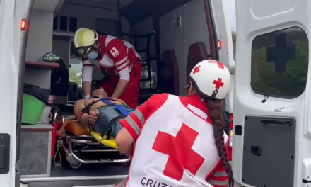 Joven pierde el control de su automóvil y cae a un barranco en la carretera Saltillo-Torreón