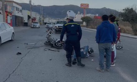 Camioneta escapa tras embestir a motociclista en Saltillo