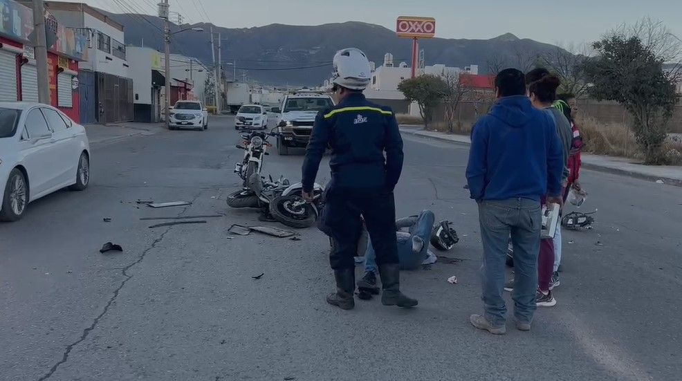 Camioneta escapa tras embestir a motociclista en Saltillo