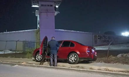 Saltillo: Confunde autoridades con comando armado, acelera y choca en Penal Varonil