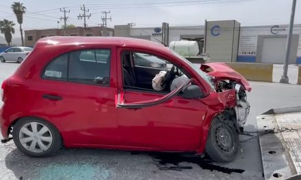 Da vuelta prohibida en «U «y provoca accidente en Saltillo
