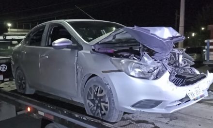 Conductor destroza su auto por acelerado en Saltillo