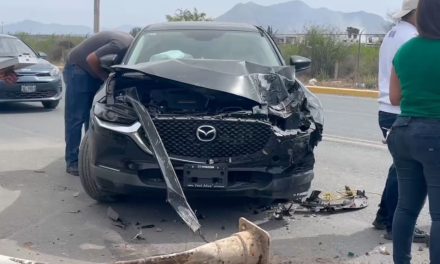 Dormita y destruye su vehículo en Saltillo