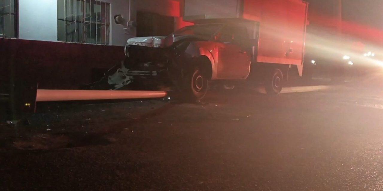 Ebrio tumba poste, luminaria y causó daños a un comercio  en Parras