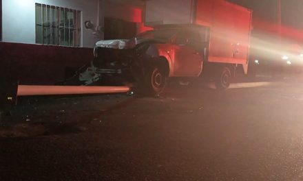 Ebrio tumba poste, luminaria y causó daños a un comercio  en Parras